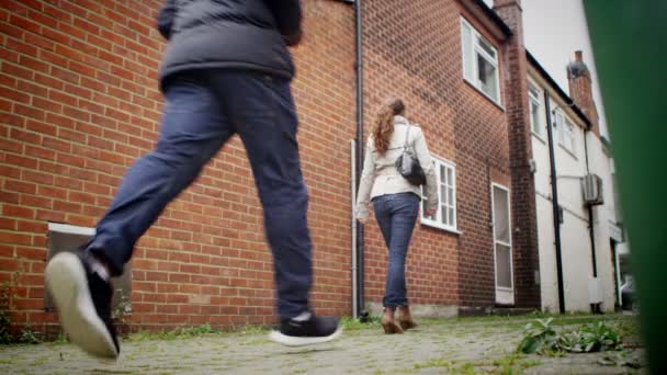 Vrouw aangevallen door gemaskerde boeven — Stockvideo