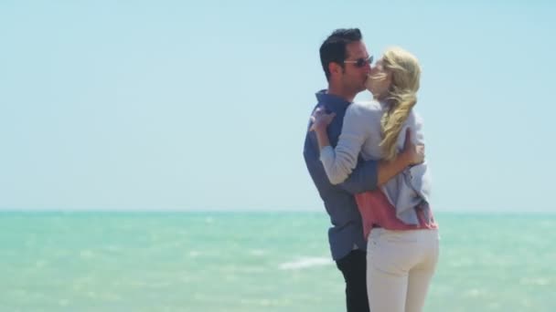 Casal correndo na praia — Vídeo de Stock