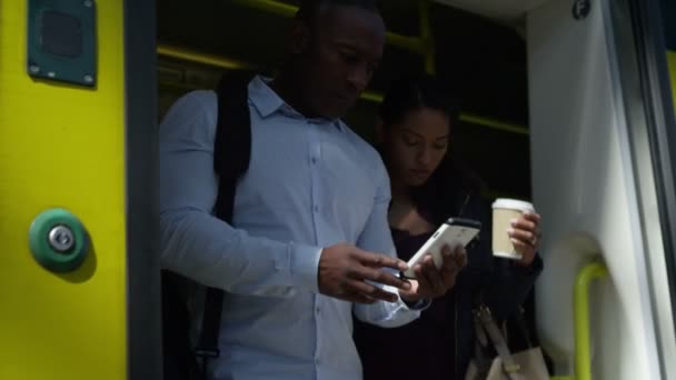 Paar met behulp van de mobiele telefoon voor navigatie — Stockvideo