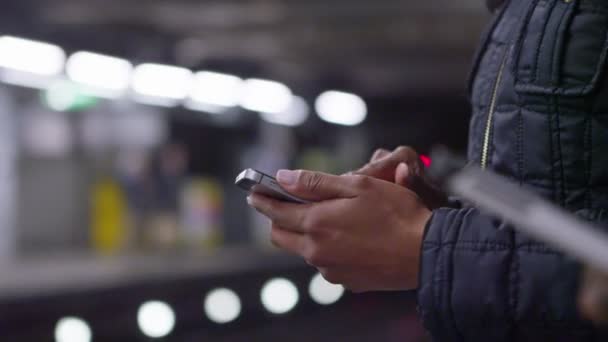 Mãos usando telefones celulares — Vídeo de Stock