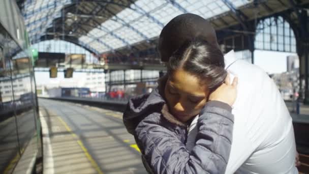 Par som tar farvel på togperrong – stockvideo
