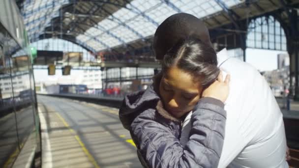 Couple dire au revoir sur le quai du train — Video