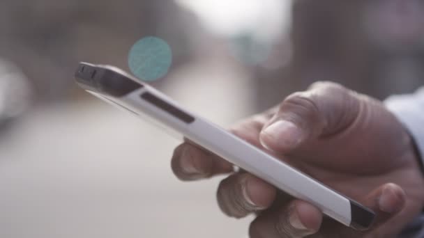 Мужская рука с помощью смартфона — стоковое видео