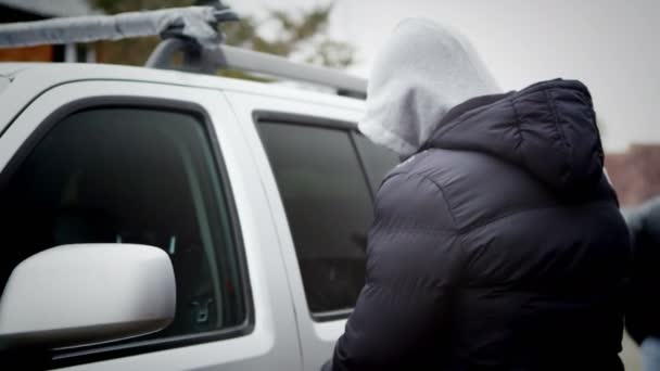 Criminoso usa chave de fenda para invadir um carro — Vídeo de Stock