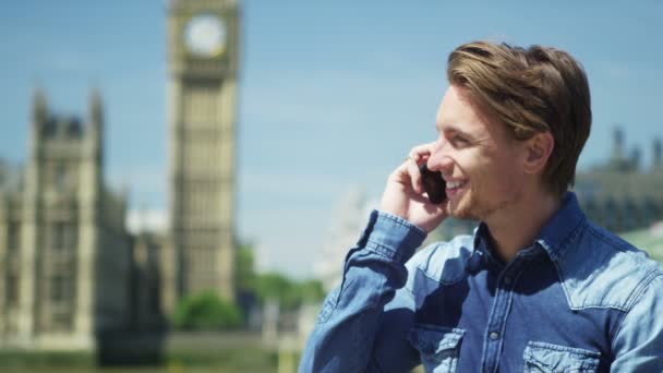 Людина розмовляє на мобільному телефоні — стокове відео