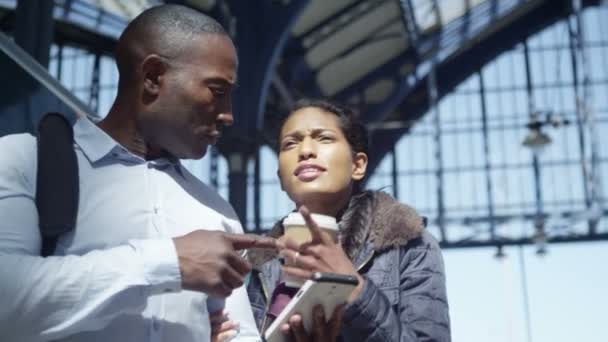 Paar met behulp van de mobiele telefoon voor navigatie — Stockvideo