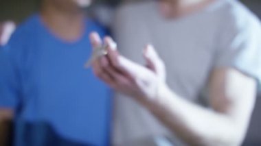 gay çift belgili tanımlık anahtar için yeni eve götür.