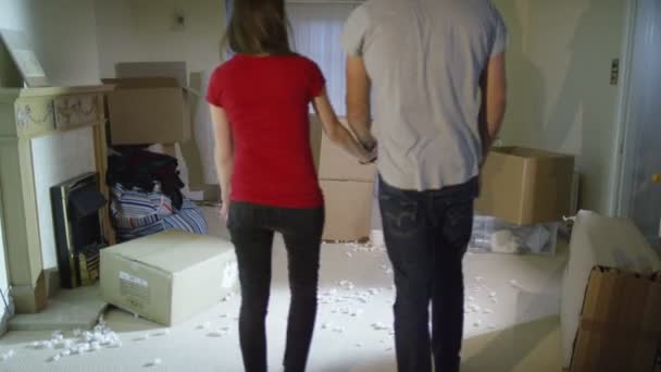 Пара обіймається в новому будинку — стокове відео