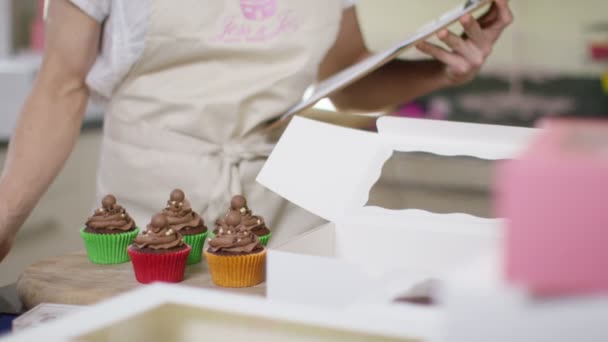 Mujer preparando partos — Vídeos de Stock