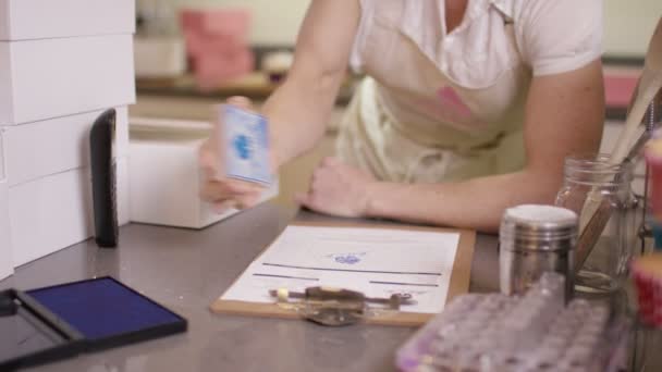 Жінка піклується про паперові роботи — стокове відео