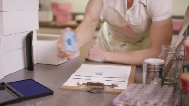 Mulher cuidando da papelada — Vídeo de Stock