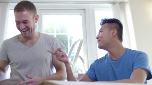 Gay couple unpacking boxes — Stock Video