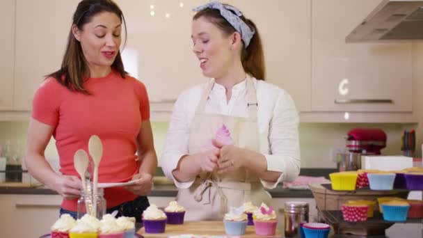 TV presentatoren cupcakes maken — Stockvideo