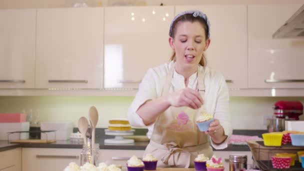 Presentador de televisión haciendo cupcakes — Vídeos de Stock