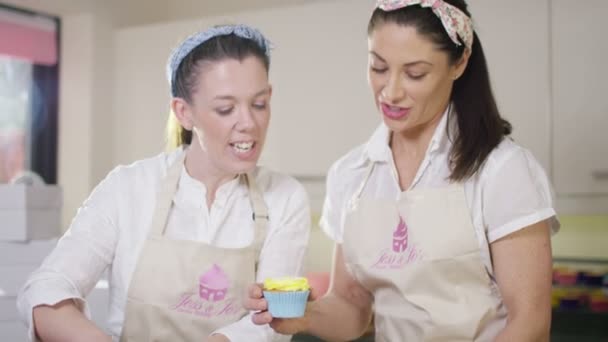 Partenaires dans les gâteaux d'emballage de boulangerie — Video