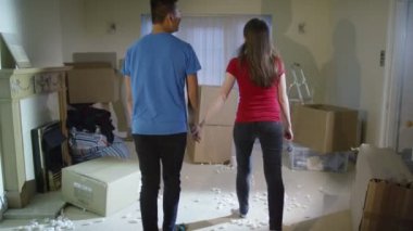 Çift kucaklama yeni ev