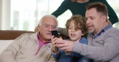 Aile poz fotoğraf makinesi telefon ile selfie için