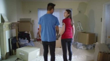 Çift kucaklama yeni ev