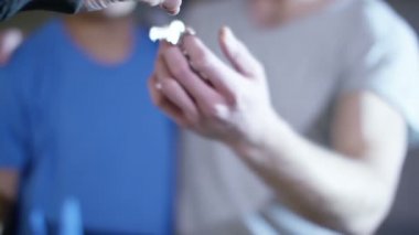 gay çift belgili tanımlık anahtar için yeni eve götür.