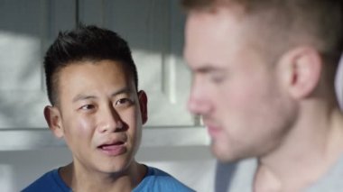  duygusal konuşmayı gay çift