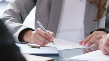 iş insanlar sözleşme imzalama