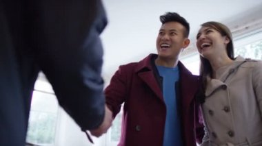 evde arayan Emlakçı ile Çift