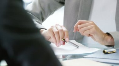 iş kadını sözleşme imzalama