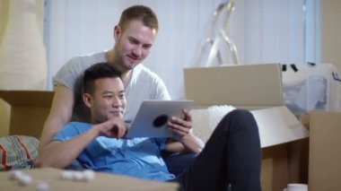  bilgisayar tablet ile gay çift