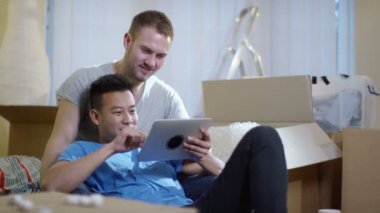  bilgisayar tablet ile gay çift