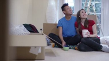 Çift bir kahve kutuları açma mola