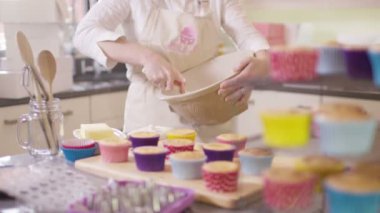 Kadın buzlanma cupcakes için hazırlanıyor