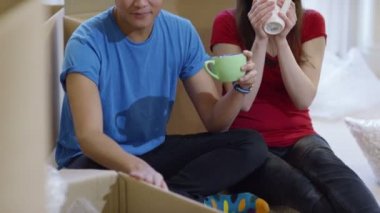 Çift bir kahve kutuları açma mola