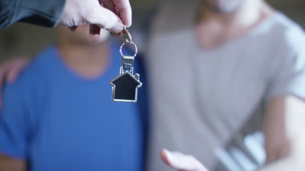 Гей пара взяти ключ до нового будинку — стокове відео