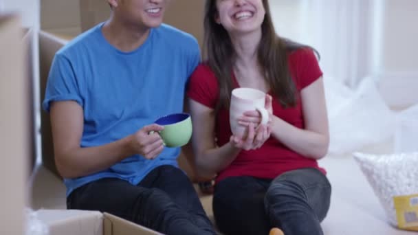 Ouple een koffie pauze van dozen uitpakken — Stockvideo