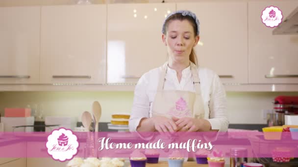 Presentador de televisión haciendo cupcakes — Vídeo de stock