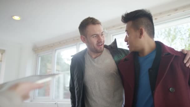 家庭で見ている不動産業者と同性愛者のカップル — ストック動画