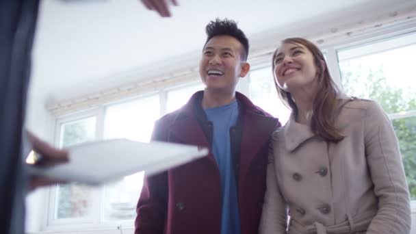Ehepaar mit Immobilienmakler auf Wohnungssuche — Stockvideo