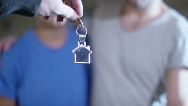 Гей пара взять ключ от нового дома — стоковое видео