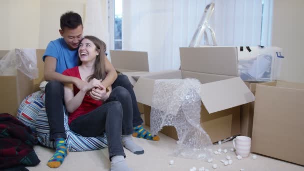 Casal com chave para a nova casa — Vídeo de Stock