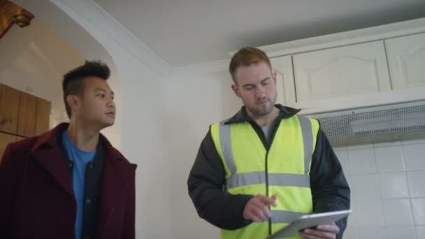 Мужчина получает совет по планированию от строителя — стоковое видео