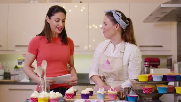 TV presentatoren cupcakes maken — Stockvideo