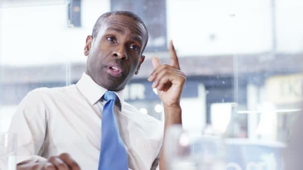 Hombre de negocios afroamericano en una reunión — Vídeos de Stock