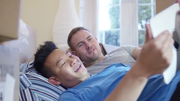 Gay casal com computador tablet — Vídeo de Stock