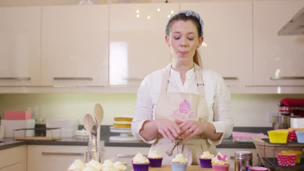Apresentador de TV fazendo cupcakes — Vídeo de Stock