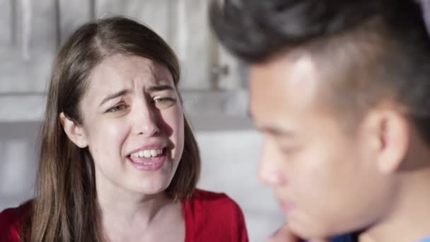 Пара має емоційну розмову — стокове відео