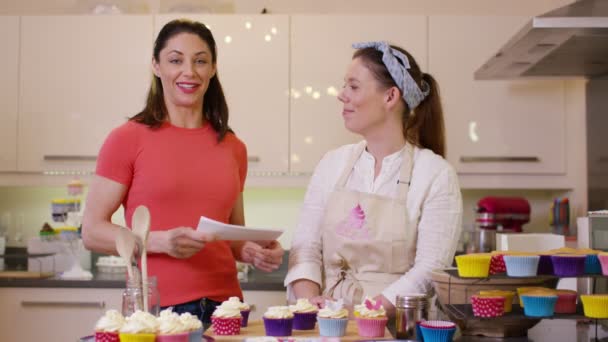 TV presentatoren cupcakes maken — Stockvideo