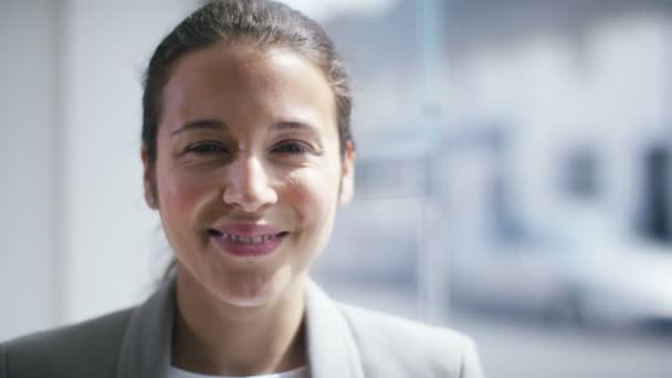 Business woman smiling into camera — Stock Video