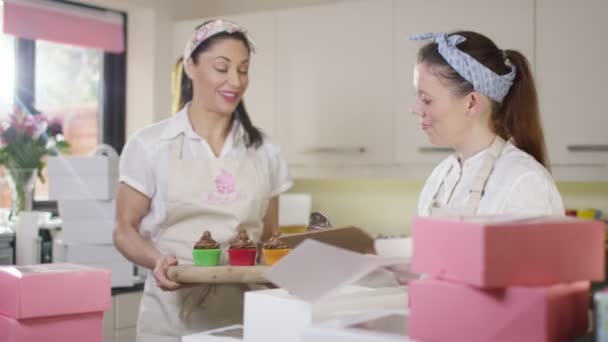 Socios en panadería preparando entregas — Vídeos de Stock