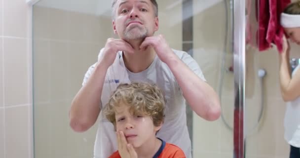 Familie macht sich im Badezimmer fertig — Stockvideo