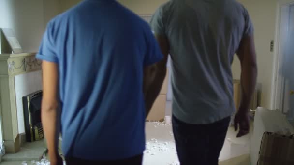 Gay pareja abrazar en su nuevo hogar — Vídeos de Stock